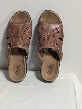 Clarks Bendables Womens Slip On Sandals Size 11M. GUC. Adjustable Strap. Leather